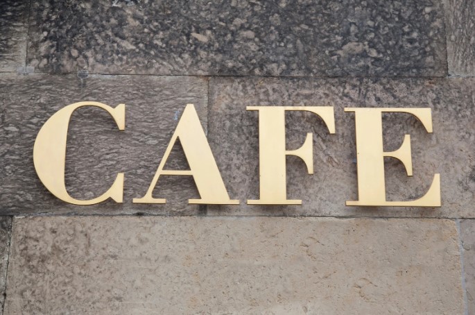 Какую вывеску можно повесить без согласования: с примерами форматов, которые часто используют малый бизнес